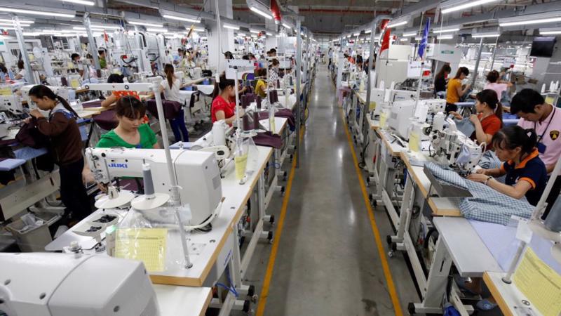 Công nhân làm việc trong một nhà máy sản xuất hàng dệt may ở Việt Nam - Ảnh: Reuters.