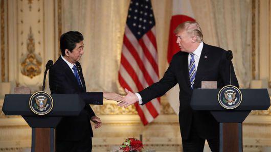 Thủ tướng Nhật Bản Shinzo Abe (trái) và Tổng thống Mỹ Donald Trump trong cuộc gặp ở Florida, Mỹ, tháng 4/2018 - Ảnh: Getty/CNBC.