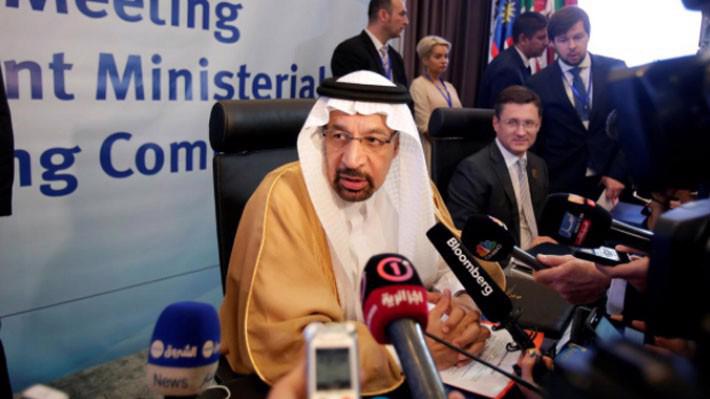 Bộ trưởng Bộ Dầu lửa Saudi Arabia, ông Khalid al-Falih, phát biểu trước báo giới - Ảnh: Reuters.