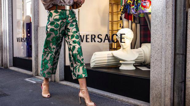 Sau nhiều năm dài chật vật sau cái chết của nhà sáng lập Gianni Versace, hãng đồ hiệu này đã có lãi trở lại vào năm 2017 và đạt doanh thu gần 800 triệu USD - Ảnh: WSJ.
