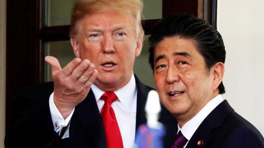 Tổng thống Mỹ Donald Trump (trái) và Thủ tướng Nhật Bản Shinzo Abe - Ảnh: Getty/CNBC.