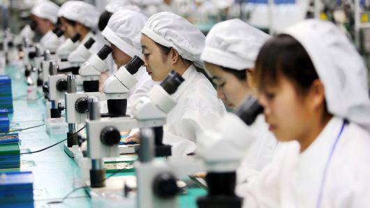 Công nhân làm việc trong một nhà máy ở Huaibei, Trung Quốc - Ảnh: Getty/CNBC.