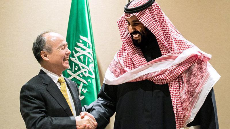 Giám đốc điều hành (CEO) Masayoshi Son của SoftBank (trái) và thái tử Mohammed bin Salman của Saudi Arabia - Ảnh: Bloomberg.