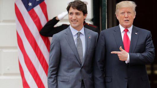 Thủ tướng Canada Justin Trudeau (trái) và Tổng thống Mỹ Donald Trump tại một cuộc gặp vào tháng 10/2017 - Ảnh: Getty/CNBC.