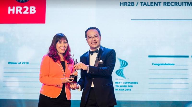 Bà Nguyễn Thị Bích Hồng - Tổng giám đốc HR2B vinh dự nhận giải thưởng HR Asia Award 2018.