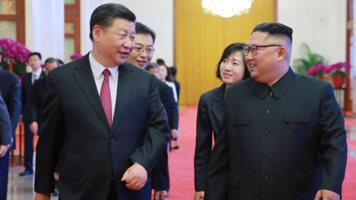 Chủ tịch Trung Quốc Tập Cận Bình và nhà lãnh đạo Triều Tiên Kim Jong Un trong một chuyến thăm Trung Quốc năm 2018 của ông Kim Jong Un.