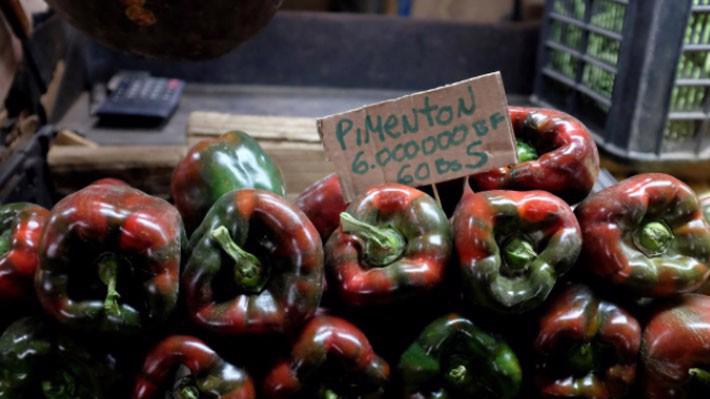 Những trái ớt bày bán trong một khu chợ ở Caracas, Venezuela, hôm 21/8 - Ảnh: Reuters.