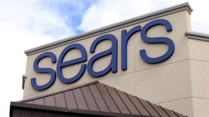 Trong những năm gần đây, Sears ngày càng kinh doanh sa sút do sự cạnh tranh mạnh mẽ của các công ty bán lẻ trực tuyến như Amazon.com, và cả các nhà bán lẻ truyền thống như Walmart - Ảnh: Reuters.