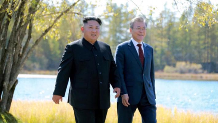 Nhà lãnh đạo Triều Tiên Kim Jong Un (trái) và Tổng thống Hàn Quốc Moon Jae-in trong cuộc gặp mới đây ở Bình Nhưỡng - Ảnh: KCNA/Reuters.
