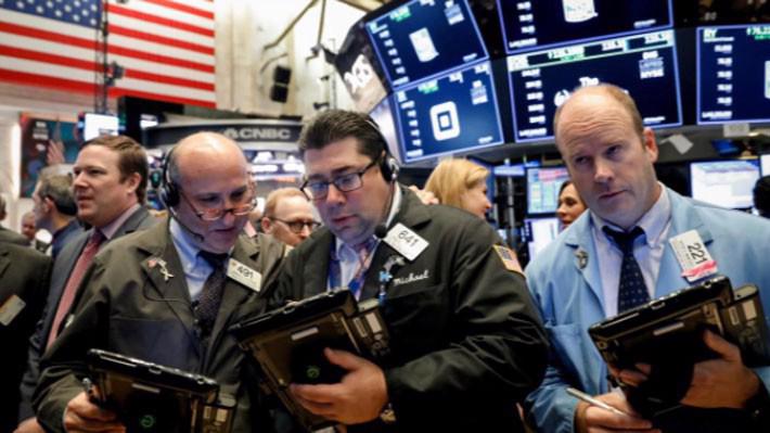 Các nhà giao dịch cổ phiếu trên sàn NYSE ở New York, Mỹ, ngày 17/10 - Ảnh: Reuters.