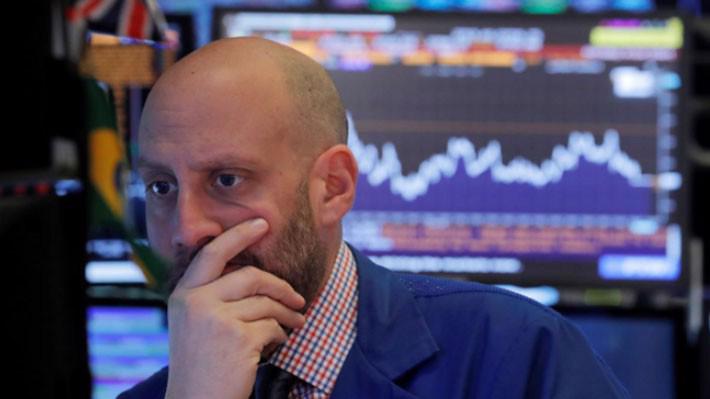 Một nhà giao dịch cổ phiếu trên sàn NYSE ở New York, Mỹ, ngày 23/10 - Ảnh: Reuters.