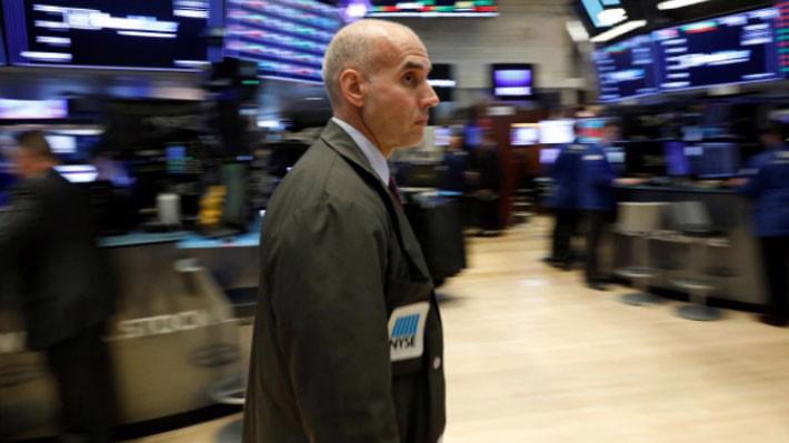 Một nhà giao dịch cổ phiếu trên sàn NYSE ở New York, Mỹ, ngày 24/10 - Ảnh: Reuters.