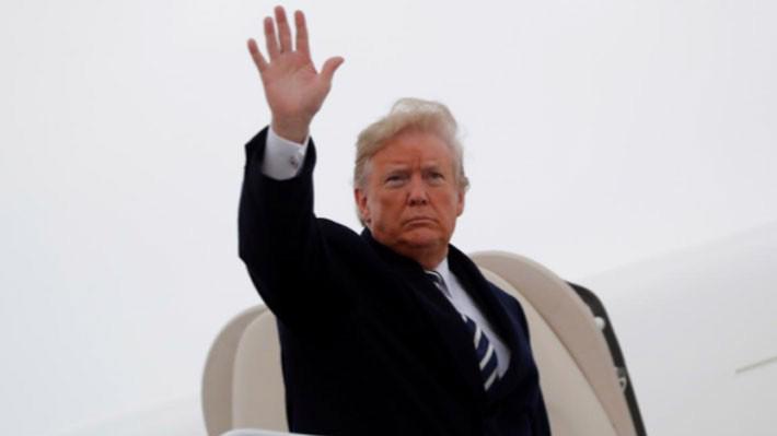 Tổng thống Mỹ Donald Trump lên chuyên cơ Không lực 1 từ Washington để bay đến Missouri vận động tranh cử cho Đảng Cộng hòa ngày 2/11 - Ảnh: Reuters.