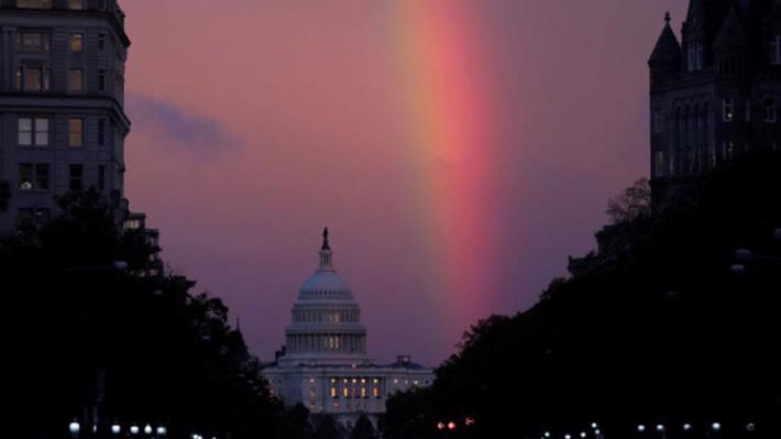 Một cầu vồng xuất hiện trên Đồi Capitol ở Washington ĐC, nơi đặt tòa nhà Quốc hội Mỹ, vào chiều tối ngày 6/11, sau khi diễn ra cuộc bầu cử Quốc hội giữa nhiệm kỳ - Ảnh: Reuters.