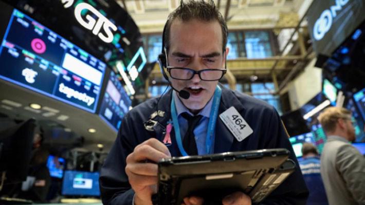 Một nhà giao dịch cổ phiếu trên sàn NYSE ở New York, Mỹ - Ảnh: Reuters.