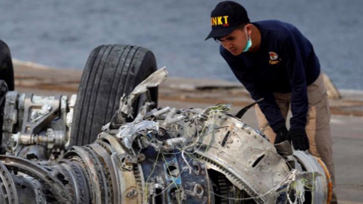 Một mảnh vỡ của chiếc máy bay Boeing 737 Max bị rơi được các nhà tìm kiếm Indonesia trục vớt từ biển - Ảnh: Reuters.