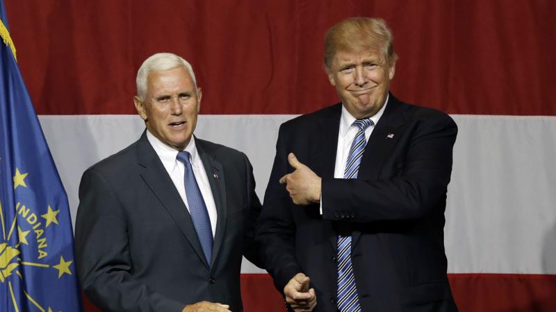 Phó tổng thống Mỹ Mike Pence (trái) và Tổng thống Donald Trump.