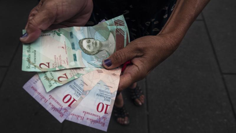 Sau một thời gian ổn định sau đổi tiền, đồng Bolivar của Venezuela lại đang mất giá nhanh - Ảnh: Bloomberg.