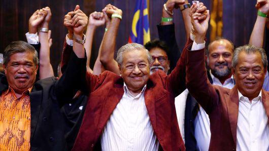 Ông Mahathir Mohamad (giữa) cùng các cộng sự ăn mừng chiến thắng sau khi đắc cử Thủ tướng Malaysia hồi tháng 5/2018 - Ảnh: Reuters/CNBC.