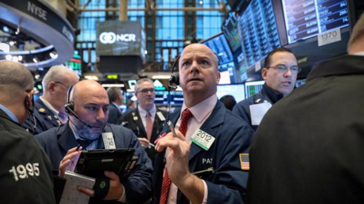 Các nhà giao dịch cổ phiếu trên sàn NYSE ở New York, Mỹ - Ảnh: Reuters.