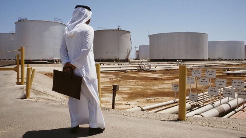 Saudi Arabia đang tính giảm sản lượng khai thác dầu để ngăn sự sụt giảm sâu hơn của giá dầu - Ảnh: CNBC.