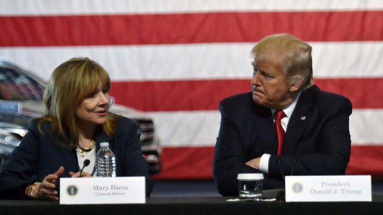 Tổng thống Mỹ Donald Trump (phải) trong một cuộc gặp với Giám đốc điều hành (CEO) GM, bà Mary Barra.