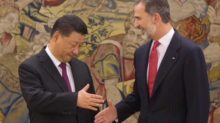 Chủ tịch Trung Quốc Tập Cận Bình (trái) và nhà vua Felipe V của Tây Ban Nha tại Madrid ngày 28/11 - Ảnh: AP.
