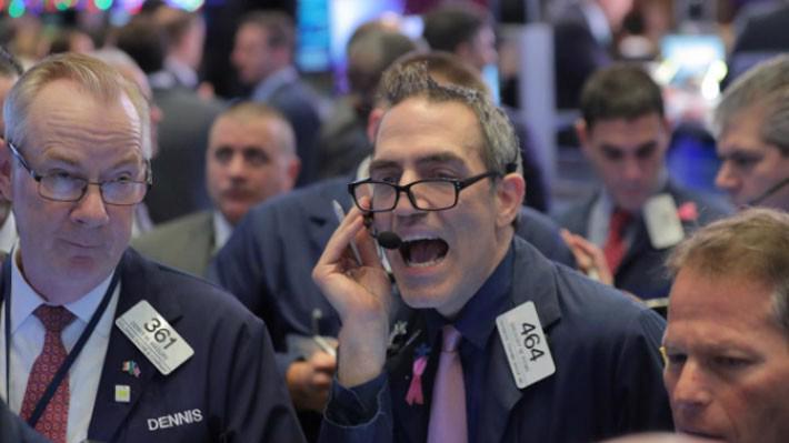 Các nhà giao dịch cổ phiếu trên sàn NYSE ở New York, Mỹ - Ảnh: Reuters.