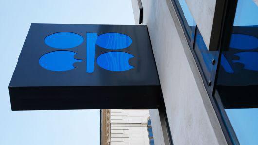 Logo của OPEC bên ngoài trụ sở của khối này ở Vienna, Áo - Ảnh: Reuters/CNBC.