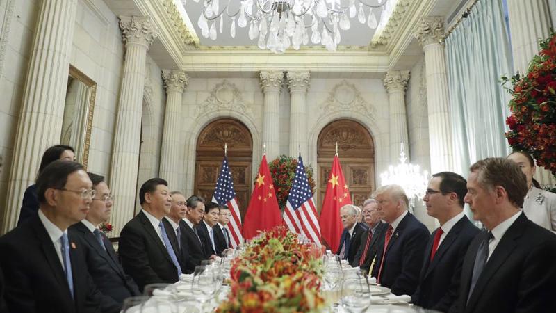 Tổng thống Mỹ Donald Trump và Chủ tịch Trung Quốc Tập Cận Bình cùng các quan chức cấp cao hai nước trong bữa tối ở Buenos Aires ngày thứ Bảy (1/12) - Ảnh: Bloomberg.