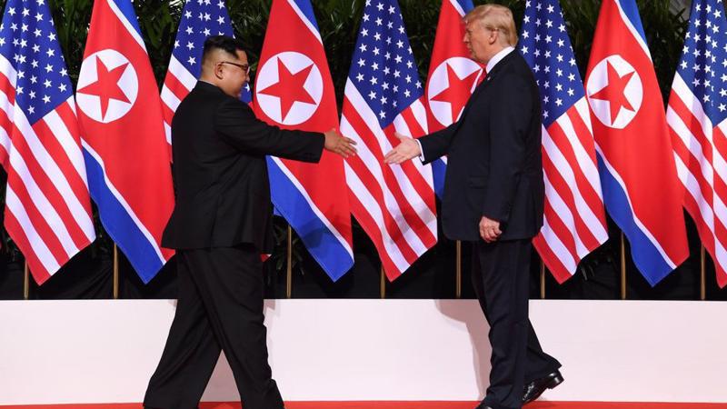 Nhà lãnh đạo Triều Tiên Kim Jong Un (trái) và Tổng thống Mỹ Donald Trump trong cuộc gặp ở Singapore vào tháng 6/2018 - Ảnh: Getty/Bloomberg.