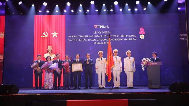 Ông Nguyễn Văn Bình - Ủy Viên Bộ Chính trị - Bí thư Trung ương Đảng - Trưởng Ban Kinh tế Trung ương trao tăng Huân chương lao động cho TPBank.