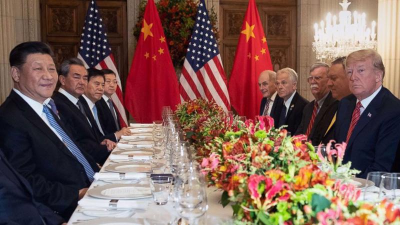 Chủ tịch Trung Quốc Tập Cận Bình và Tổng thống Mỹ Donald Trump cùng các quan chức cấp cao hai nước trong cuộc gặp ở Argentina hôm 1/12 - Ảnh: ABC News.