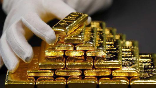 Giá vàng quốc tế đã tăng lên mức cao nhất trong 1 tháng nhờ sự giảm giá của đồng USD - Ảnh: Getty/CNBC.