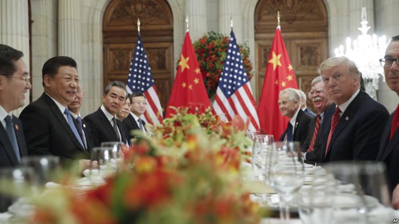 Tổng thống Mỹ Donald Trump, Chủ tịch Trung Quốc Tập Cận Bình và các quan chức hai nước trong bữa tối hôm 1/12 ở Argentina - Ảnh: VOA.