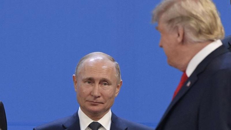 Tổng thống Mỹ Donald Trump (phải) "chạm mặt" Tổng thống Nga Vladimir Putin tại thượng đỉnh G20 ở Argentina - Ảnh: Getty.