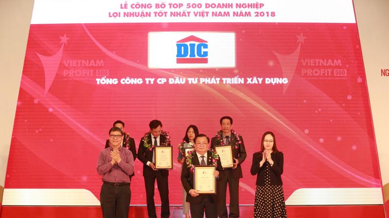 Ông Trần Minh Phú, Tổng giám đốc tập đoàn DIC nhận chứng nhận danh hiệu từ Ban tổ chức sự kiện.