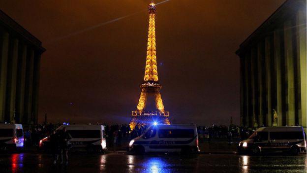 Lực lượng cảnh sát bảo vệ tháp Eiffel trong cuộc bạo loạn tuần trước ở Paris - Ảnh: Reuters/BBC.