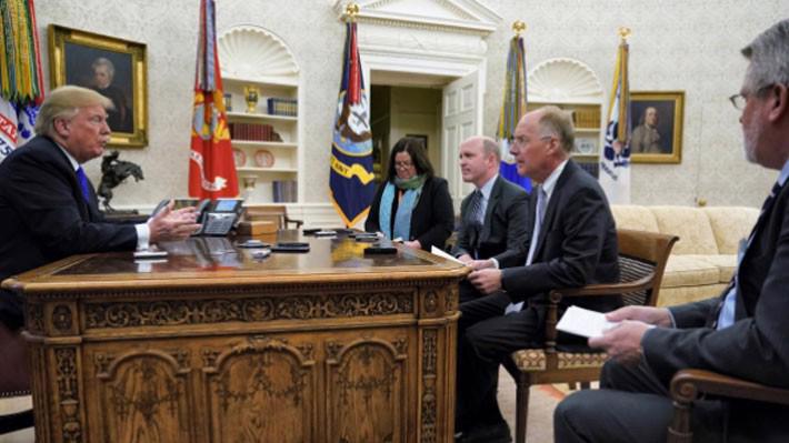 Tổng thống Mỹ Donald Trump trả lời phỏng vấn trước các nhà báo của hãng tin Reuters tại Phòng Bầu dục ngày 11/12 - Ảnh: Reuters.