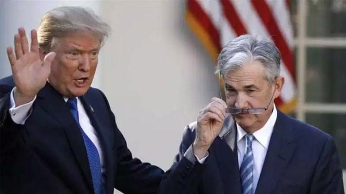 Tổng thống Mỹ Donald Trump (trái) và Chủ tịch FED Jerome Powell.