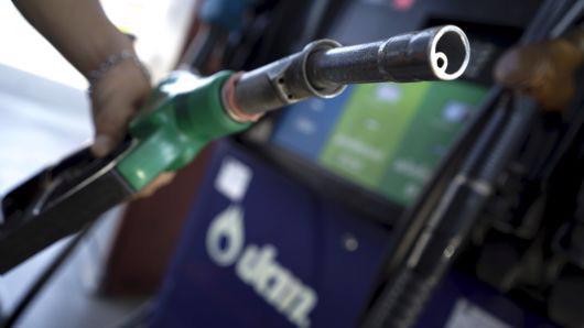 Mối lo thừa cung dầu toàn cầu vẫn đang là nhân tố gây áp lực giảm giá đối với nhiên liệu này - Ảnh: Reuters/CNBC.