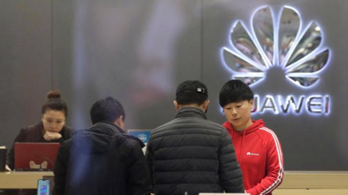 Trong một cửa hiệu của Huawei ở Bắc Kinh hôm 12/12 - Ảnh: Reuters.