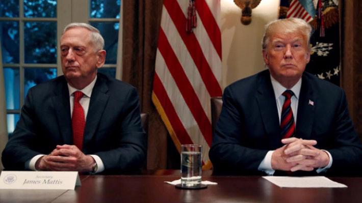 Bộ trưởng Bộ Quốc phòng Mỹ Jim Mattis và Tổng thống Donald Trump tại một cuộc họp báo ở Nhà Trắng hôm 23/12 - Ảnh: Reuters.
