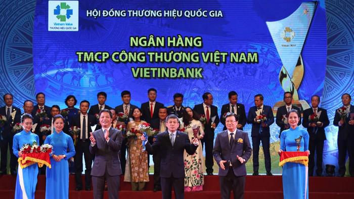 Đại diện VietinBank, ông Cát Quang Dương - Thành viên Hội đồng Quản trị nhận giải Thương hiệu Quốc gia năm 2018.