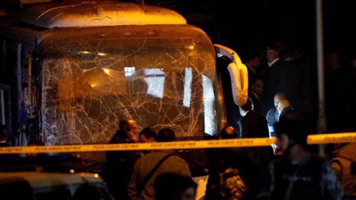 Chiếc xe bus chở đoàn du khách Việt bị tấn công ở Ai Cập hôm 28/12 - Ảnh: Reuters.