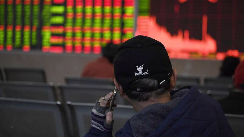 Các nhà đầu tư chứng khoán tại Hồng Kông hầu như không tìm được cổ phiếu nào để "trú ẩn" trong phiên này - Ảnh: Bloomberg.