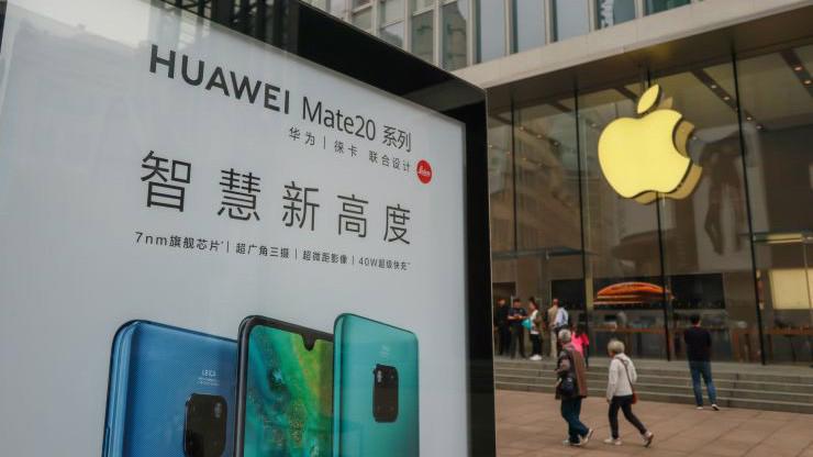 Huawei đang là một đối thủ lớn của Apple trên thị trường điện thoại thông minh (smartphone) - Ảnh: Getty/CNBC.