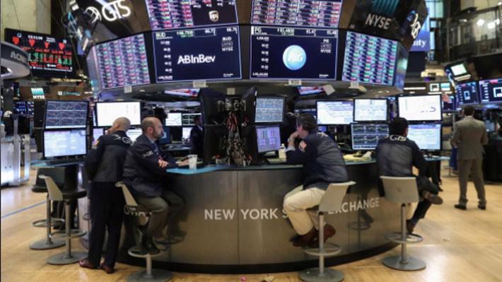 Các nhà giao dịch cổ phiếu trên sàn NYSE ở New York, Mỹ - Ảnh: Reuters.