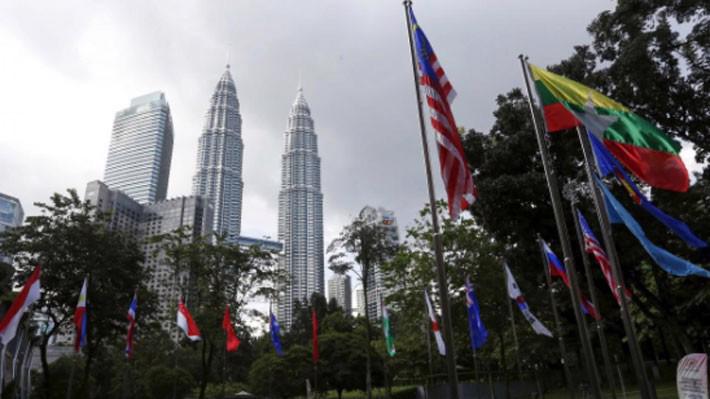 Cờ các nước ASEAN ở Kuala Lumpur, Malaysia hồi tháng 11/2015 trong dịp hội nghị thượng đỉnh lần thứ 27 của khối - Ảnh: Reuters.