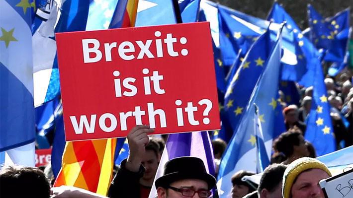 Một cuộc biểu tình ở London hồi năm 2018 kêu gọi tổ chức trưng cầu dân ý về thỏa thuận Brexit cuối cùng - Ảnh: AP.